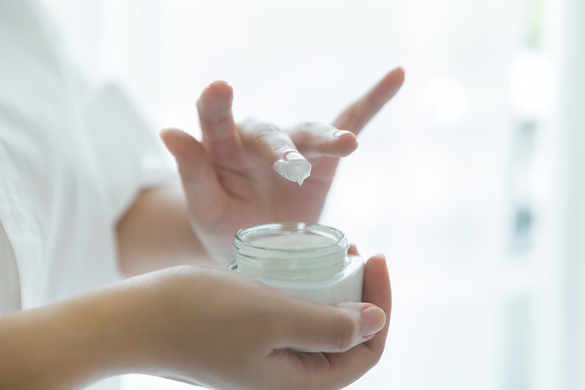 Sử dụng kem dưỡng ẩm thường xuyên để ngăn ngừa lão hóa da